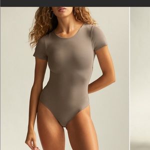 Babaton Contour Crew Shortsleeve Bodysuit